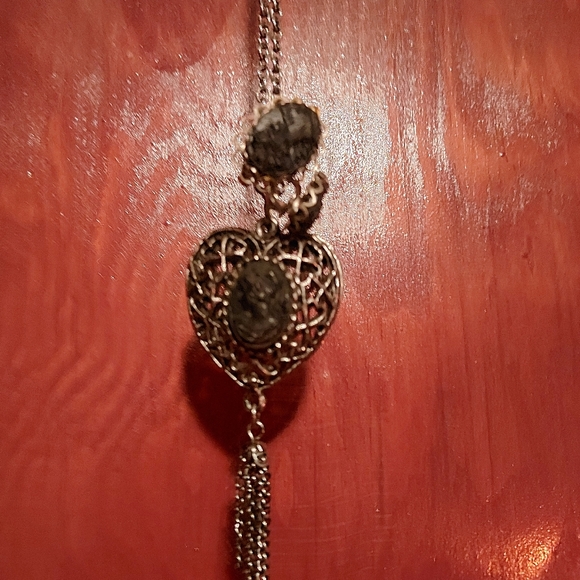 Silver and black cameo necklace and earrings - Picture 4 of 4